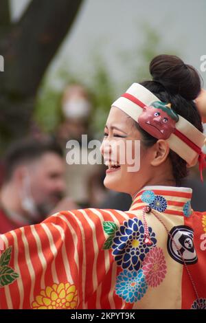 Tokio, Japan - 27. August 2022: Foto der yosakoi-Tänzerin beim Yosakoi Street Dancing Festival in Tokio, Harajuku Omotesando Stockfoto