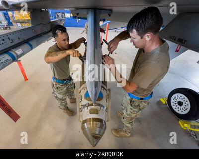 Ein Flugzeugwartungsgeschwader-Team aus dem Jahr 96. sichert sich am 4. November auf dem Luftwaffenstützpunkt Eglin, Florida, eine GBU-38 an ihrem Flugzeug. Das blaue (F-16) Team kämpfte während des vierteljährlichen Wettbewerbs gegen das rote (F-15) Team um die Überlegenheit der Waffenladerschaft. Das blaue Team hat in diesem Quartal den Sieg errungen. (USA Air Force Photo/Samuel King Jr.) Stockfoto