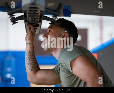 Staff Sgt. Jordon Torres, 96. Aircraft Maintenance Squadron Blue, bereitet sein Flugzeug am 4. November auf dem Luftwaffenstützpunkt Eglin, Florida, vor. Das blaue (F-16) Team kämpfte während des vierteljährlichen Wettbewerbs gegen das rote (F-15) Team um die Überlegenheit der Waffenladerschaft. Das blaue Team hat in diesem Quartal den Sieg errungen. (USA Air Force Photo/Samuel King Jr.) Stockfoto