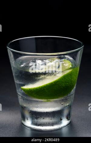 Luxuriöser Cocktail Wodka Limette Mojito, Gin Tonic mit Eis, Tequila aus Steinglas auf schwarzem Hintergrund. Stockfoto