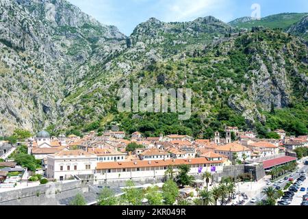 Blick aus der Vogelperspektive auf die Altstadt und die Berge, Kotor, Dalmatien, Montenegro Stockfoto