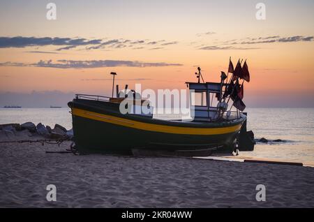 Schöner Morgenblick an der polnischen Küste in Gdynia. Schiff auf einem Sandstrand am Morgen. Stockfoto
