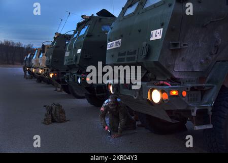 Soldaten von A Battery, 182. Feldartillerie, Michigan Nationalgarde, führen vorbeugende Wartungskontrollen und -Dienste (Pmsc) an einem HIMARS während der Schulung zur Vorbereitung des bevorstehenden Einsatzes der Einheit durch, Camp Grayling, Mich, 4. November 2022. Stockfoto