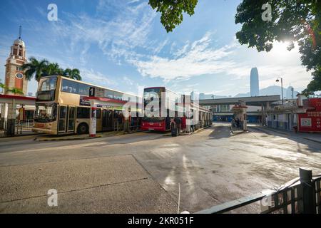 HONGKONG - CA. DEZEMBER 2019: Blick auf den Busbahnhof Tsim Sha Tsui auf Straßenebene in Hongkong Stockfoto