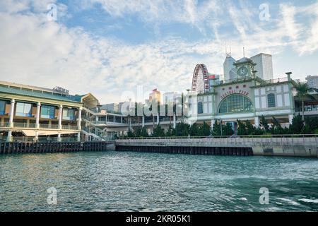 HONGKONG - CIRCA DEZEMBER 2019: Blick auf die Central Ferry Piers mit Central District im Hintergrund aus Sicht einer Star Ferry tagsüber. Stockfoto