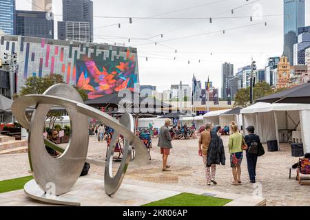 Melbourne Federation Square im Stadtzentrum, Besucher genießen die Veranstaltungen draußen auf dem Platz, Melbourne, Victoria, Australien Stockfoto