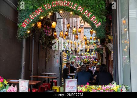 Chuckle Park Bar Craft Bier & Cocktails serviert von einer Karawane in einer trendigen Gasse mit hängenden Lichtern und Kunst, Melbourne, Australien Stockfoto