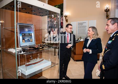 Tim Frank (links), Historiker des Nationalfriedhofs Arlington, führt die italienische Botschafterin Mariangela Zappia (Zentrum) durch den Ausstellungsraum des Memorial Amphitheater auf dem Nationalfriedhof Arlington, Arlington, Virginia, am 4. November 2022. Stockfoto