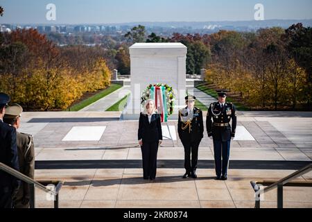 Italienische Botschafterin Mariangela Zappia (links) und Generalmajor der italienischen Luftwaffe Maurizio Cantiello (Zentrum), Verteidigungsattaché der italienischen Botschaft, nehmen am 4. November 2022 an einer öffentlichen Kranzbeweihung am Grab des unbekannten Soldaten auf dem Nationalfriedhof Arlington, Arlington, Virginia, Teil. Stockfoto