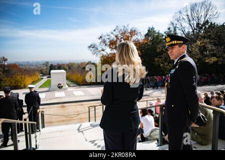 Generalmajor der italienischen Luftwaffe Maurizio Cantiello, Verteidigungsattaché, Botschaft Italiens und italienische Botschafterin Mariangela Zappia, beobachten Sie den Wachwechsel am Grab des unbekannten Soldaten, Nationalfriedhof Arlington, Arlington, Virginia, 4. November, 2022. Stockfoto