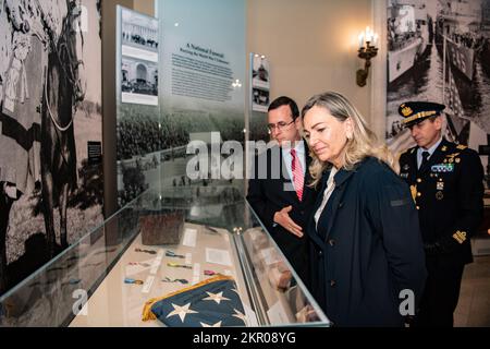 Tim Frank (links), Historiker des Nationalfriedhofs Arlington, führt die italienische Botschafterin Mariangela Zappia (Zentrum) durch den Ausstellungsraum des Memorial Amphitheater auf dem Nationalfriedhof Arlington, Arlington, Virginia, am 4. November 2022. Stockfoto
