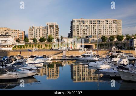 Wohngebäude und Yachthafen im alten Hafen von Montreal, Quebec, Kanada. Stockfoto