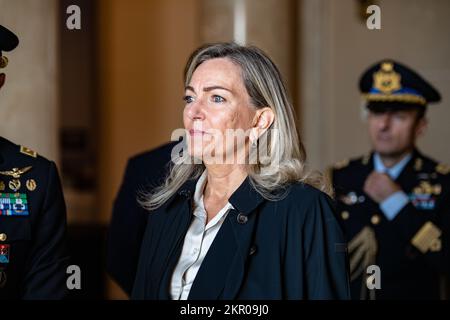 Die italienische Botschafterin Mariangela Zappia hört sich eine Einweisung eines Grabwächters an, wie man am Grab des unbekannten Soldaten auf dem Nationalfriedhof Arlington, Arlington, Virginia, einen Kranz legt, am 4. November 2022. Stockfoto