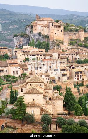 Alquezar historisches Dorf in Huesca, Aragon, Spanien. Einst eine maurische Hügelfestung, wird das Dorf jetzt von der Kirche Santa Maria dominiert. Stockfoto