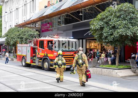 Melbourne Vic Feuerwehr Victoria und Feuerwehrwagen, weibliche und männliche Feuerwehrleute mit Frau Feuerwehrmann, Melbourne, Australien 2022 Stockfoto