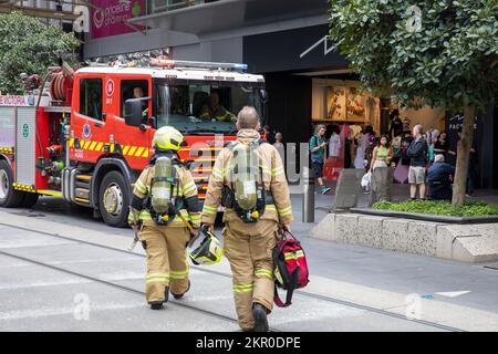 Melbourne Vic Feuerwehr Victoria und Feuerwehrwagen, weibliche und männliche Feuerwehrleute mit Frau Feuerwehrmann, Melbourne, Australien 2022 Stockfoto