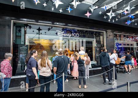 Myer Kaufhaus weihnachtsfenster zur Feier des 100-jährigen Jubiläums von Disney, Melbourne City Centre, Victoria, Australien Stockfoto