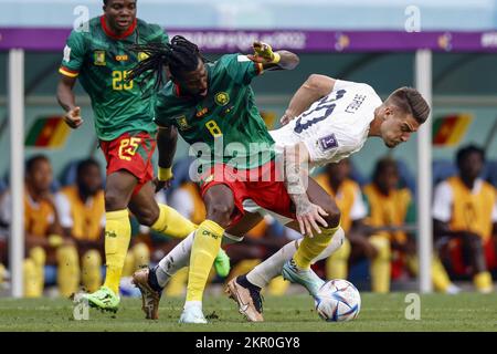 Doha, Katar. 28.. November 2022. AL WAKRAH - (l-r) Nouhou Tolo aus Kamerun, Andre-Frank Zambo Anguissa aus Kamerun, Sergej Milinkovic-Savic aus Serbien während des FIFA-Weltmeisterschaftsspiels Katar 2022 Gruppe G zwischen Kamerun und Serbien im Al Janoub-Stadion am 28. November 2022 in Al Wakra, Katar. AP | niederländische Höhe | MAURICE OF STONE Credit: ANP/Alamy Live News Stockfoto