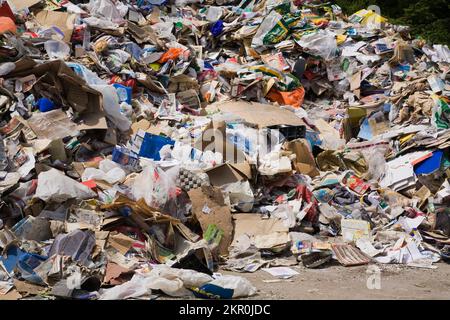 Stapel recycelbarer Materialien in der Sortierstelle. Stockfoto