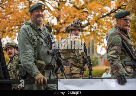 Die Idaho National Guard nahm am 5. November 2022 an der Idaho Veterans Parade in der Innenstadt von Boise Teil, um Veteranen aus Vergangenheit und Gegenwart zu ehren. Stockfoto