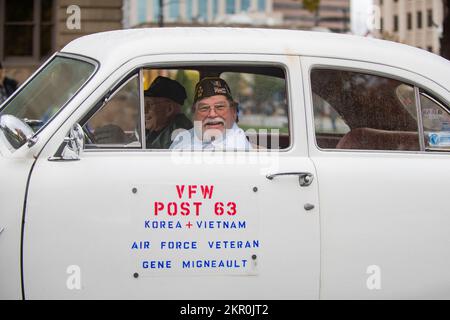 Die Idaho National Guard nahm am 5. November 2022 an der Idaho Veterans Parade in der Innenstadt von Boise Teil, um Veteranen aus Vergangenheit und Gegenwart zu ehren. Stockfoto