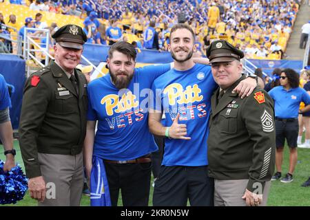 Generalmajor Mark Schindler, Adjutant General von Pennsylvania, und Kommandokommando Major Jon Worley, leitender Anführer der Pennsylvania National Guard, treffen Veteranen und nehmen an militärischen Feierlichkeiten am Fußballspiel der University of Pittsburgh teil. 28. Infanteriedivision, Community Engagement, Pennsylvania National Guard, Pittsburgh, Veterans Day, Adjutant General, Stockfoto