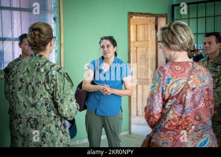 221105-N-TR141-1256 PUERTO CORTES, Honduras (5. November 2022) Captain Kathryn S. Elliott von links, kommandierender Offizier der medizinischen Behandlungseinrichtung an Bord des Krankenhausschiffs USNS Comfort (T-AH 20), die ehrenwerte Melissa G. Dalton, stellvertretende Verteidigungsministerin für innere Sicherheit und Hemisphäre Angelegenheiten, und die ehrenwerte Laura F. Dogu, USA Botschafter in Honduras, sprechen Sie während der Promise 2022 in Puerto Cortes, Honduras, am 5. November 2022 auf einer medizinischen Seite. Comfort wird in die US-4.-Flotte zur Unterstützung von CP22 eingesetzt, einer humanitären Hilfe und Kulanz Mission, die direkte medizinische Versorgung durchführt, exped Stockfoto