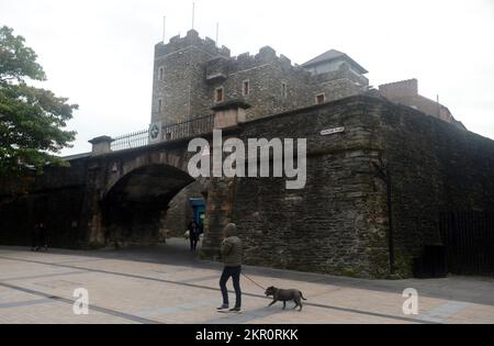 Dublin, Irland. 3.. Okt. 2022. 20221003: Die historischen Stadtmauern von Derry, Nordirland, wurden zwischen 1613 und 1619 erbaut, um schottische und englische Pflanzmaschinen zu schützen, die auf die Plantage von Ulster umgezogen waren. Die Mauern erstrecken sich rund eine Meile um den alten Derry. (Kreditbild: © Chuck Myers/ZUMA Press Wire) Stockfoto