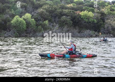 Zwei Männer paddeln auf Kajaks auf dem Possum Kingdom Lake Texas Stockfoto