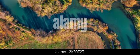 Luftaufnahme auf den Sil in S. Elena di Silea (Treviso, Italien) bei Sonnenaufgang im Herbst Stockfoto