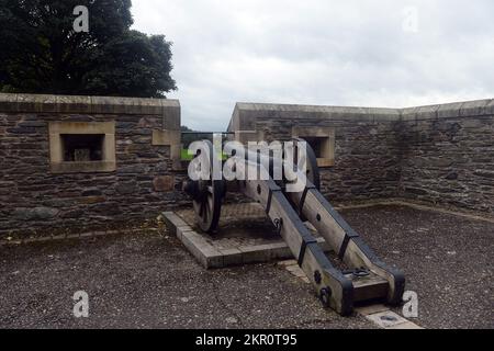 Dublin, Irland. 3.. Okt. 2022. 20221003: Eine Jahrhunderte alte Kanone befindet sich an der Spitze der historischen Stadtmauern von Derry, Nordirland. Die Mauern wurden zwischen 1613 und 1619 erbaut und schützten ursprünglich schottische und englische Pflanzmaschinen, die in die Plantage von Ulster umgezogen waren. (Kreditbild: © Chuck Myers/ZUMA Press Wire) Stockfoto