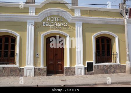 Tilcara, Argentinien. 25. November 2022: Hotelfassade in Belgrano in Tilcara, Nordargentinien. Stockfoto