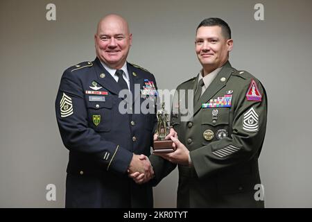 Mitglieder der Nationalgarde des District of Columbia, Familienmitglieder und Freunde versammeln sich, um den Ruhestand von Oberfeldwebel Major Robert L. Hull am 5. November 2022 in Washington, D.C. zu ehren. Während der Zeremonie wurde Hull mit dem National Guard Minute man Award ausgezeichnet. (Foto der US Army National Guard von SPC. Emiliano Alcorta). Stockfoto