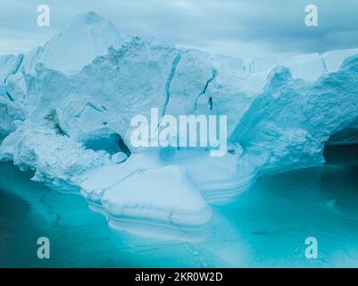Großer Eisberg und Texturen aus der Vogelperspektive Stockfoto