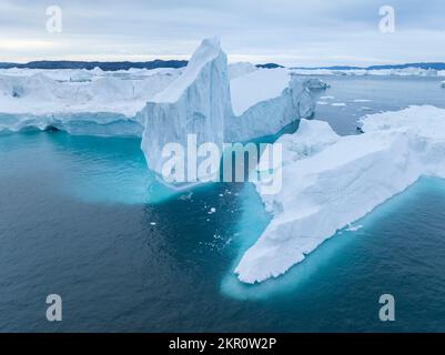 Große Eisberge aus der Vogelperspektive Stockfoto
