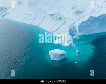Große Eisberge aus der Vogelperspektive Stockfoto