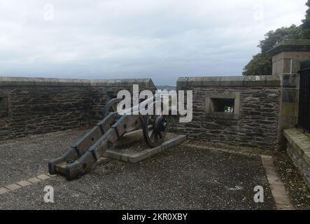 Dublin, Irland. 3.. Okt. 2022. 20221003: Eine Jahrhunderte alte Kanone befindet sich an der Spitze der historischen Stadtmauern von Derry, Nordirland. Die Mauern wurden zwischen 1613 und 1619 erbaut und schützten ursprünglich schottische und englische Pflanzmaschinen, die in die Plantage von Ulster umgezogen waren. (Kreditbild: © Chuck Myers/ZUMA Press Wire) Stockfoto