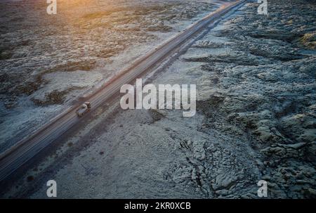 LKW fährt auf der Straße in trockenem Gelände Stockfoto