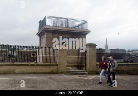 Dublin, Irland. 3.. Okt. 2022. 20221003 Uhr: Fußgänger gehen auf der Promenade vorbei an einem Wachturm an den historischen Stadtmauern von Derry, Nordirland. Die Mauern wurden zwischen 1613 und 1619 erbaut und schützten ursprünglich schottische und englische Pflanzmaschinen, die in die Plantage von Ulster umgezogen waren. (Kreditbild: © Chuck Myers/ZUMA Press Wire) Stockfoto