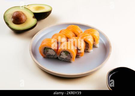 Zwei Arten von philadelphia Sushi-Brötchen auf einem Teller und ein farbiges B Stockfoto