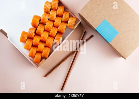 Sushi-Brötchen in einem Papierkarton zum Mitnehmen Stockfoto