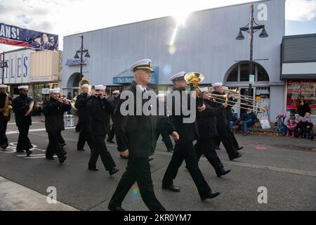 Matrosen, die der Navy Band Northwest zugeteilt wurden, treten am 5. November 2022 auf der 57.. Jährlichen Auburn Veterans Day Parade in Auburn, Washington, auf. Die Parade zu Ehren von Veteranen und Mitgliedern des aktiven Dienstes ist die größte Parade zum Veterans Day in Washington und eine der größten im Land. Stockfoto