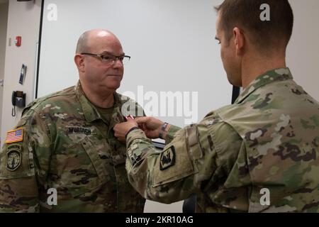 Oberst Kevin Little, Befehlshaber der 404. Manöver Enhancement Brigade, überreicht den Oberbefehlshaber der Nationalgarde von Illinois, 4 Chris Murdoch, einen Offizier des Integrators für Luft- und Raketenabwehrsysteme bei der normalen Brigade mit Sitz in Illinois, mit der Meritorious Service Medaille. Murdoch ging nach 30 Jahren Militärdienst im Rahmen einer Zeremonie im Normal Readiness Center der Illinois National Guard am 5. November in den Ruhestand. Stockfoto