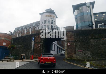 Dublin, Irland. 3.. Okt. 2022. 20221003: Autofahrer passieren eine gewölbte Öffnung der historischen Stadtmauer von Derry, Nordirland. Die Mauern wurden zwischen 1613 und 1619 zum Schutz schottischer und englischer Pflanzmaschinen gebaut, die auf die Plantage von Ulster umgezogen waren. (Kreditbild: © Chuck Myers/ZUMA Press Wire) Stockfoto