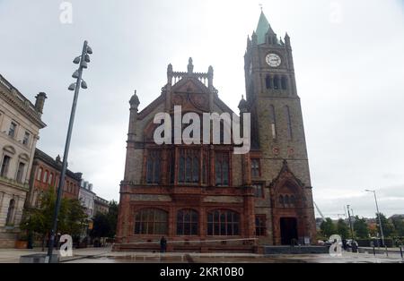 Dublin, Irland. 3.. Okt. 2022. 20221003: Der Guildhall im Herbst befindet sich am Guildhall Square in Derry, Nordirland. Das neogotische Gebäude wurde 1887 erbaut. (Kreditbild: © Chuck Myers/ZUMA Press Wire) Stockfoto