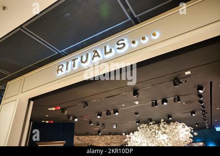 HONGKONG - CIRCA DEZEMBER 2019: Rituale überweisen den Eingang zum Geschäft in der IFC Mall in Hongkong. Stockfoto