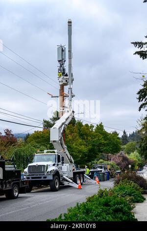 BELLEVUE, WA, USA – 30. SEPTEMBER 2022: Arbeitsfahrzeuge und Teams, die 5G installieren, neue Technologie, Mobilfunkstandort für drahtlose Kommunikation Stockfoto