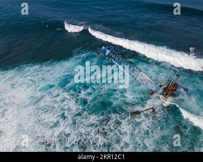 Luftaufnahme des Baukrans im Ozean Stockfoto