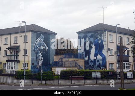 Dublin, Irland. 3.. Okt. 2022. 20221003: Blutige Sonntagsbilder „The Motorman“ (links) und „The Runner“ in dem vorwiegend katholischen Viertel, bekannt als Bogside, erinnern an die gewalttätigen Ereignisse, die am Sonntag, den 30. Januar 1972, während der „Unruhen“ in Derry, Nordirland, stattfanden. (Kreditbild: © Chuck Myers/ZUMA Press Wire) Stockfoto