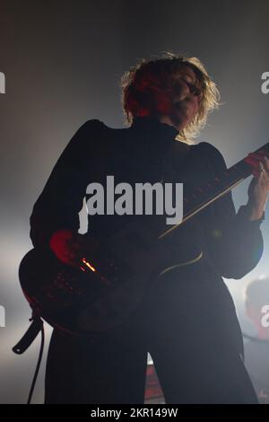 Neapel, Italien. 28.. November 2022. Roberta Sammarelli von Verdena während Verdena - Live 2022, Musikkonzert in Neapel, Italien, November 28 2022 Kredit: Independent Photo Agency/Alamy Live News Stockfoto